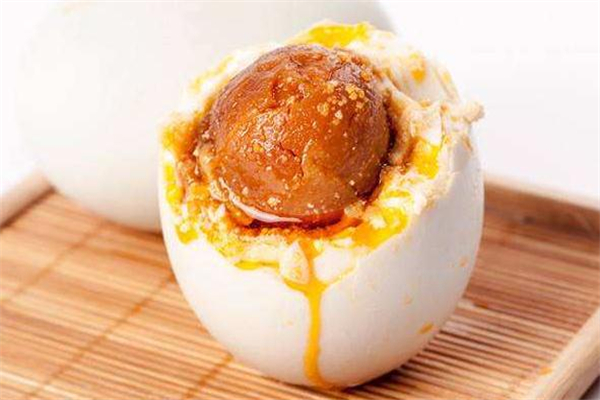 咸鴨蛋腌好了怎么保存 腌好的咸鴨蛋能放冰箱嗎 咸鴨蛋腌好了怎么保存 腌好的咸鴨蛋能放冰箱嗎