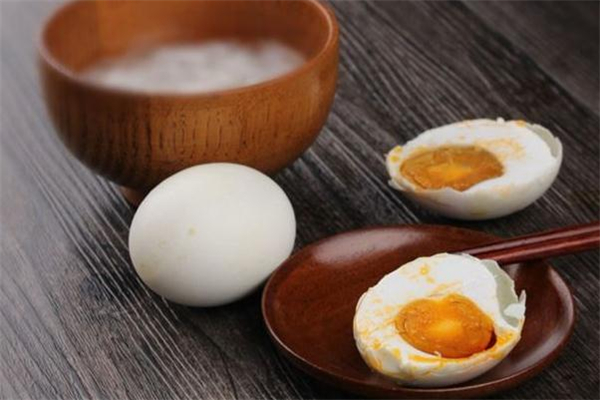 生咸鴨蛋破了還能吃嗎 咸鴨蛋破了還能放嗎 生咸鴨蛋破了還能吃嗎 咸鴨蛋破了還能放嗎