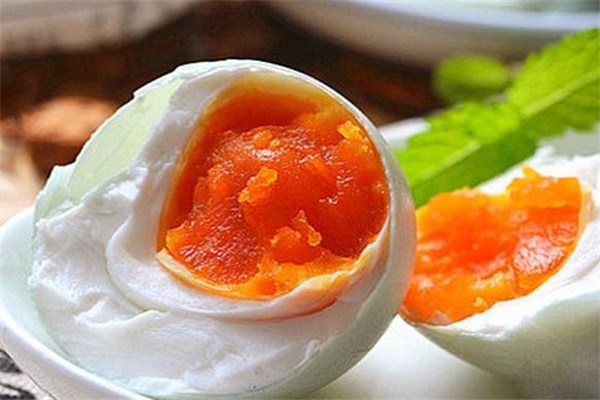 咸鴨蛋可以每天吃一個(gè)嗎 每天一個(gè)咸鴨蛋對(duì)身體有害嗎 咸鴨蛋可以每天吃一個(gè)嗎 每天一個(gè)咸鴨蛋對(duì)身體有害嗎