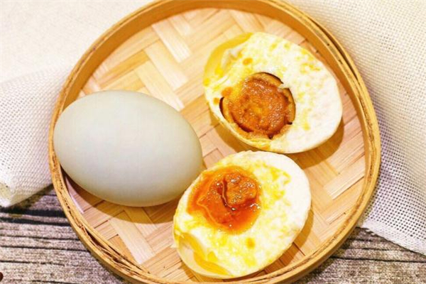 咸鴨蛋可以每天吃一個(gè)嗎 每天一個(gè)咸鴨蛋對(duì)身體有害嗎 咸鴨蛋可以每天吃一個(gè)嗎 每天一個(gè)咸鴨蛋對(duì)身體有害嗎