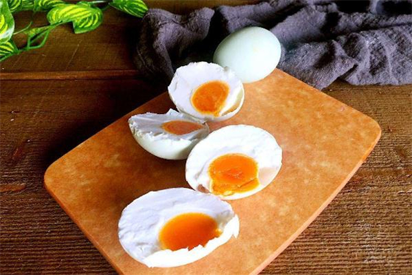 咸鴨蛋可以每天吃一個(gè)嗎 每天一個(gè)咸鴨蛋對(duì)身體有害嗎 咸鴨蛋可以每天吃一個(gè)嗎 每天一個(gè)咸鴨蛋對(duì)身體有害嗎