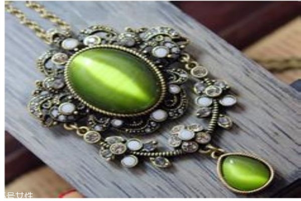 如何鑒別貓眼石呢 貓眼石有什么種類(lèi)呢 如何鑒別貓眼石呢 貓眼石有什么種類(lèi)呢