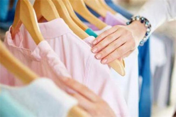 新衣服用鹽水泡多久 新衣服固色放多少鹽 新衣服用鹽水泡多久 新衣服固色放多少鹽