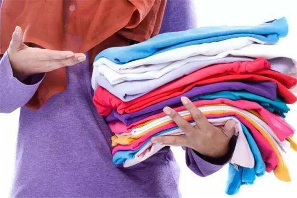 新衣服用鹽水泡多久 新衣服固色放多少鹽 新衣服用鹽水泡多久 新衣服固色放多少鹽