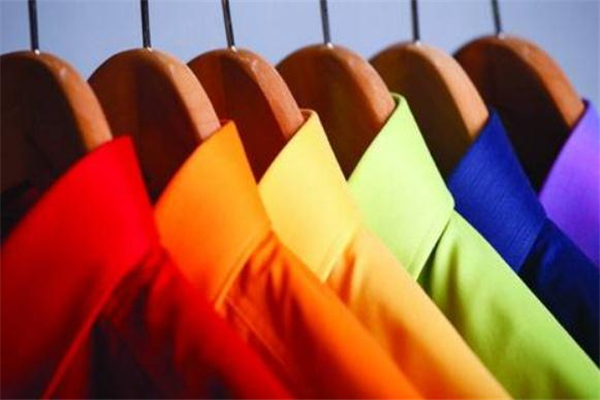 新衣服用鹽水泡多久 新衣服固色放多少鹽 新衣服用鹽水泡多久 新衣服固色放多少鹽