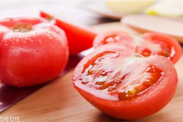 西紅柿不能和什么一起吃呢 吃西紅柿有什么要注意的呢