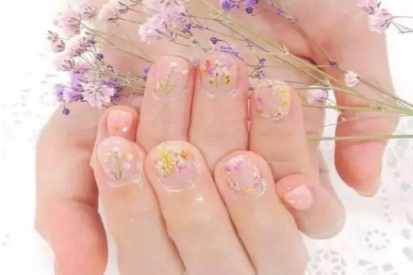 秋天適合做什么美甲 適合秋天做的美甲圖片 秋天適合做什么美甲 適合秋天做的美甲圖片