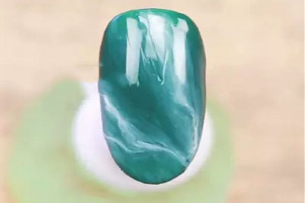 翡翠美甲怎么畫 做美甲的注意事項