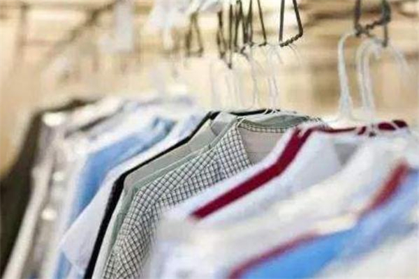 衣服上的可樂怎么洗掉 可樂污漬隔天能洗掉嗎 衣服上的可樂怎么洗掉 可樂污漬隔天能洗掉嗎