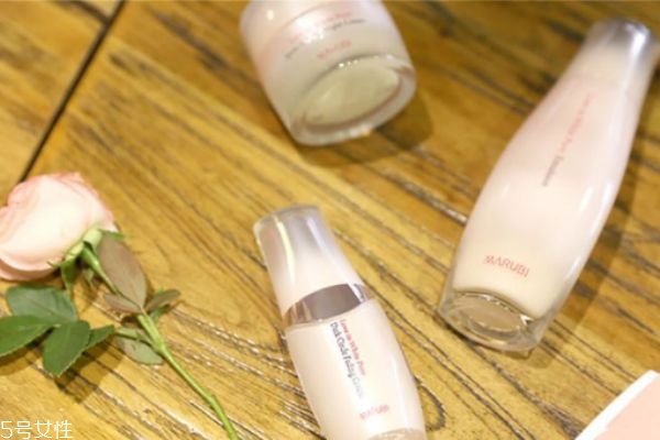 眼霜可以去黑眼圈嗎 眼霜應(yīng)該怎么使用呢 眼霜可以去黑眼圈嗎 眼霜應(yīng)該怎么使用呢