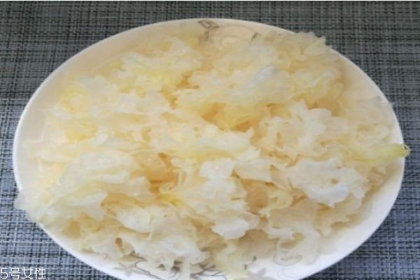 銀耳有什么營養(yǎng)價值呢 銀耳的熱量有多少呢 銀耳有什么營養(yǎng)價值呢 銀耳的熱量有多少呢