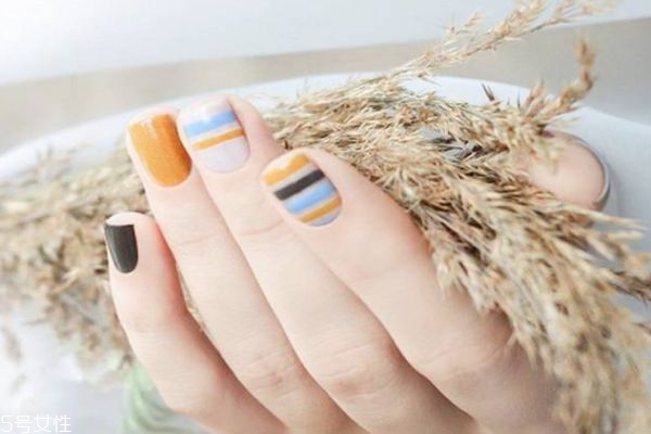 秋天適合做什么美甲 適合秋天做的美甲圖片 秋天適合做什么美甲 適合秋天做的美甲圖片