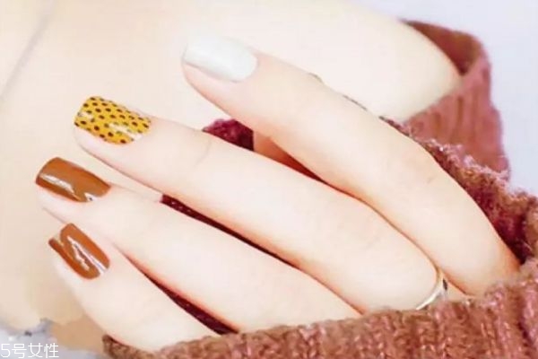 秋天適合做什么美甲 適合秋天做的美甲圖片 秋天適合做什么美甲 適合秋天做的美甲圖片