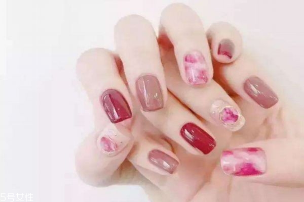 夏季暈染美甲教程 暈染漸變美甲教程步驟 夏季暈染美甲教程 暈染漸變美甲教程步驟