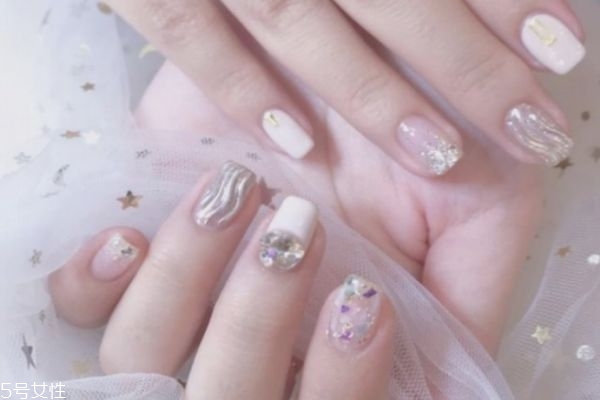 先涂魔鏡粉還是先封層 魔鏡粉的使用小貼士 先涂魔鏡粉還是先封層 魔鏡粉的使用小貼士