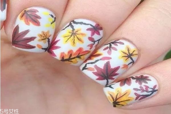 秋天適合做什么美甲 適合秋天做的美甲圖片 秋天適合做什么美甲 適合秋天做的美甲圖片