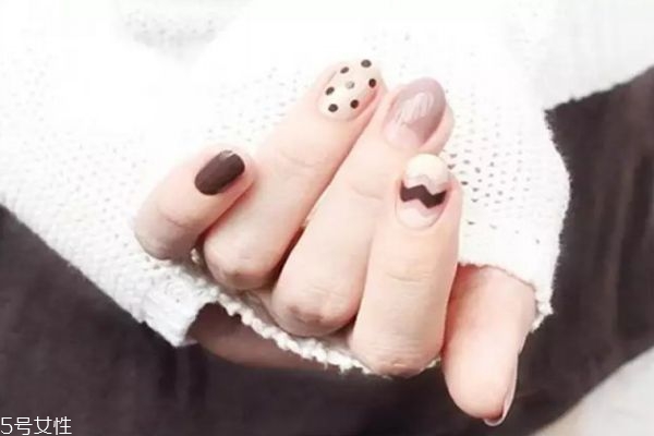 秋天適合做什么美甲 適合秋天做的美甲圖片 秋天適合做什么美甲 適合秋天做的美甲圖片