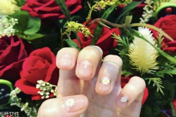 秋天適合做什么美甲 適合秋天做的美甲圖片 秋天適合做什么美甲 適合秋天做的美甲圖片