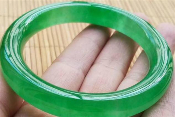 滿(mǎn)綠翡翠手鐲價(jià)格 滿(mǎn)綠翡翠值錢(qián)嗎