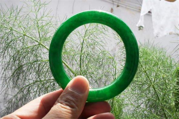 滿綠翡翠怎么鑒別 滿綠翡翠真假鑒定 滿綠翡翠怎么鑒別 滿綠翡翠真假鑒定