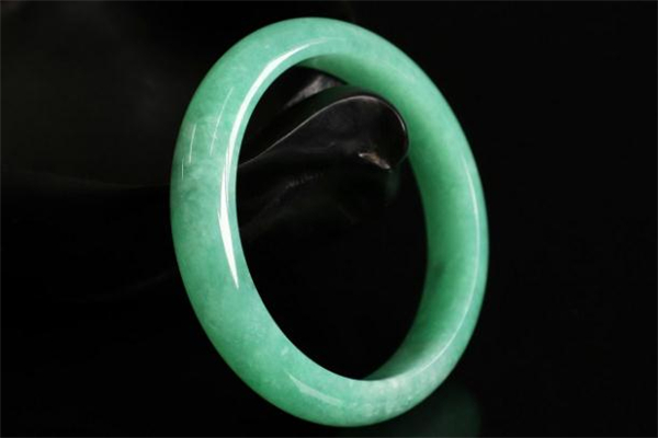 滿綠翡翠怎么鑒別 滿綠翡翠真假鑒定 滿綠翡翠怎么鑒別 滿綠翡翠真假鑒定