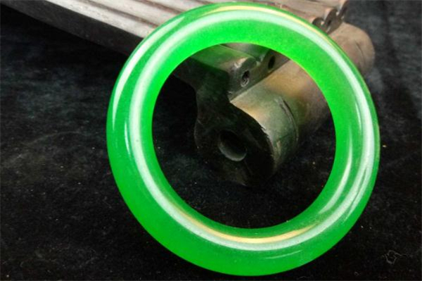 滿綠翡翠怎么鑒別 滿綠翡翠真假鑒定 滿綠翡翠怎么鑒別 滿綠翡翠真假鑒定