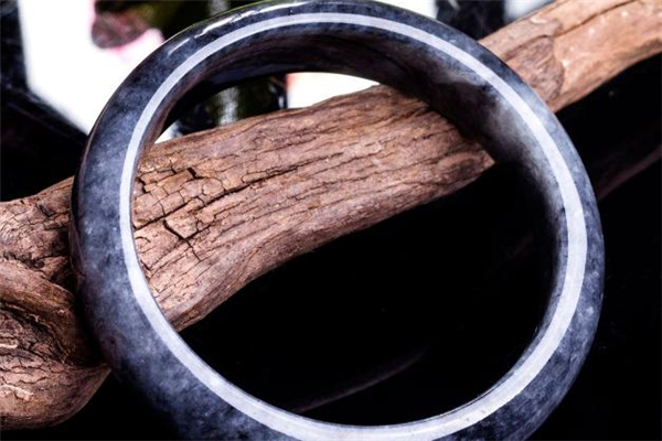 烏雞種翡翠手鐲價(jià)格 烏雞種翡翠值錢(qián)嗎