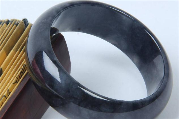 烏雞種翡翠手鐲價(jià)格 烏雞種翡翠值錢嗎 烏雞種翡翠手鐲價(jià)格 烏雞種翡翠值錢嗎