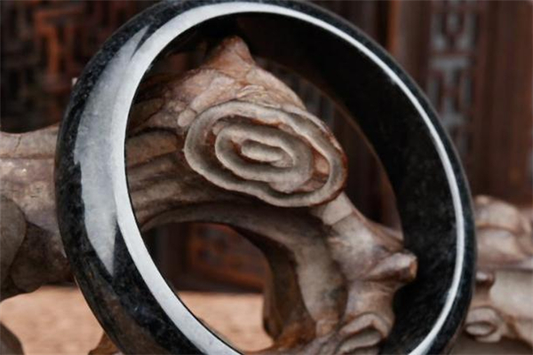 烏雞種翡翠手鐲價(jià)格 烏雞種翡翠值錢嗎 烏雞種翡翠手鐲價(jià)格 烏雞種翡翠值錢嗎