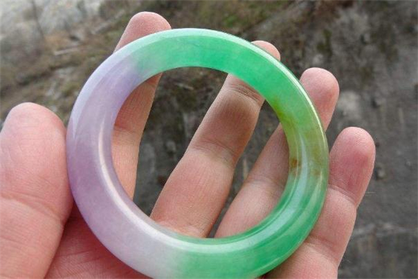 三色翡翠手鐲價(jià)格 三色翡翠有收藏價(jià)值嗎