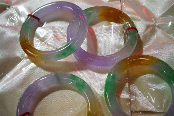 三色翡翠手鐲價(jià)格 三色翡翠有收藏價(jià)值嗎