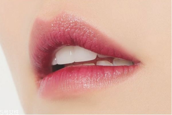 經常涂口紅有哪些危害 女性長期涂口紅的危害 經常涂口紅有哪些危害 女性長期涂口紅的危害