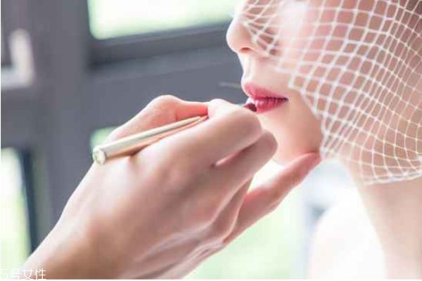 天天涂口紅嘴唇會(huì)變黑嗎 怎么正確涂口紅 天天涂口紅嘴唇會(huì)變黑嗎 怎么正確涂口紅