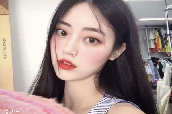 天天涂口紅嘴唇會(huì)變黑嗎 怎么正確涂口紅 天天涂口紅嘴唇會(huì)變黑嗎 怎么正確涂口紅