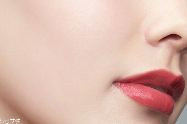 經常涂口紅有哪些危害 女性長期涂口紅的危害 經常涂口紅有哪些危害 女性長期涂口紅的危害