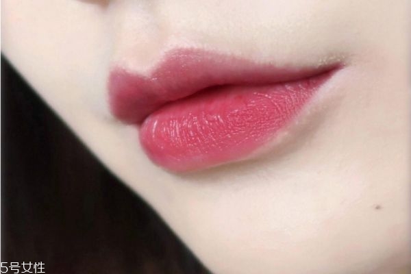 經常涂口紅有哪些危害 女性長期涂口紅的危害 經常涂口紅有哪些危害 女性長期涂口紅的危害