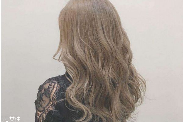 夏天怎么保養(yǎng)頭發(fā) 夏季曬太陽(yáng)對(duì)于頭發(fā)有危害嗎 夏天怎么保養(yǎng)頭發(fā) 夏季曬太陽(yáng)對(duì)于頭發(fā)有危害嗎