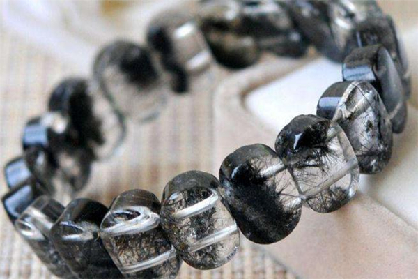 黑發(fā)晶是什么 黑發(fā)晶是怎么形成的 黑發(fā)晶是什么 黑發(fā)晶是怎么形成的