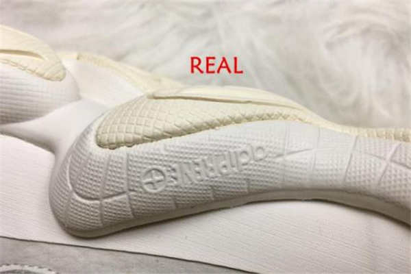 椰子500骨白真假對(duì)比 yeezy500骨白真假鑒定 椰子500骨白真假對(duì)比 yeezy500骨白真假鑒定