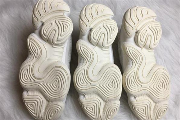 椰子500骨白真假對(duì)比 yeezy500骨白真假鑒定 椰子500骨白真假對(duì)比 yeezy500骨白真假鑒定