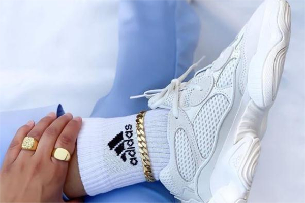 椰子500骨白真假對(duì)比 yeezy500骨白真假鑒定 椰子500骨白真假對(duì)比 yeezy500骨白真假鑒定