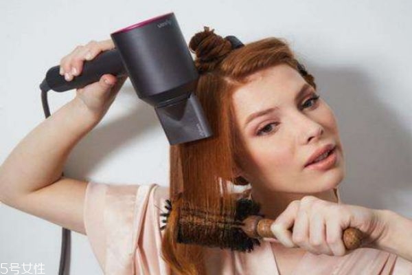 經(jīng)常吹頭發(fā)有什么危害 頭發(fā)要怎么護理 經(jīng)常吹頭發(fā)有什么危害 頭發(fā)要怎么護理