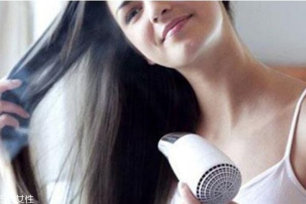 經(jīng)常吹頭發(fā)有什么危害 頭發(fā)要怎么護理 經(jīng)常吹頭發(fā)有什么危害 頭發(fā)要怎么護理