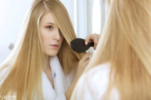 女人梳頭發(fā)有什么好處 改善發(fā)質(zhì)有哪些小技巧 女人梳頭發(fā)有什么好處 改善發(fā)質(zhì)有哪些小技巧