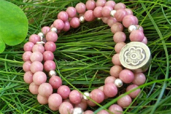 薔薇輝石哪個(gè)顏色貴 薔薇輝石顏色深好還是淺好 薔薇輝石哪個(gè)顏色貴 薔薇輝石顏色深好還是淺好