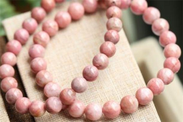 薔薇輝石哪個(gè)顏色貴 薔薇輝石顏色深好還是淺好 薔薇輝石哪個(gè)顏色貴 薔薇輝石顏色深好還是淺好
