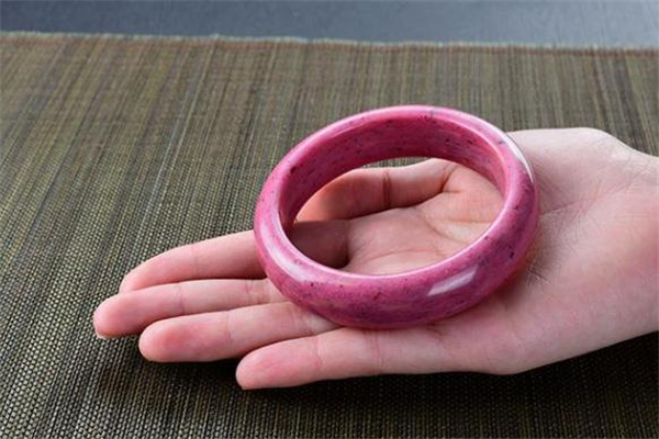 薔薇輝石適合什么人戴 薔薇輝石有什么寓意 薔薇輝石適合什么人戴 薔薇輝石有什么寓意