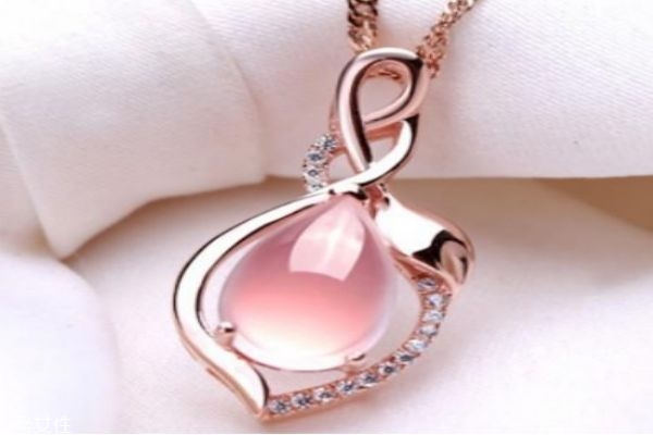 芙蓉石和粉水晶的關(guān)系是怎么樣的呢 戴芙蓉石需要注意什么呢 芙蓉石和粉水晶的關(guān)系是怎么樣的呢 戴芙蓉石需要注意什么呢