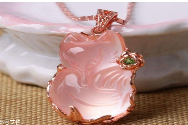 芙蓉石和粉水晶的關(guān)系是怎么樣的呢 戴芙蓉石需要注意什么呢 芙蓉石和粉水晶的關(guān)系是怎么樣的呢 戴芙蓉石需要注意什么呢