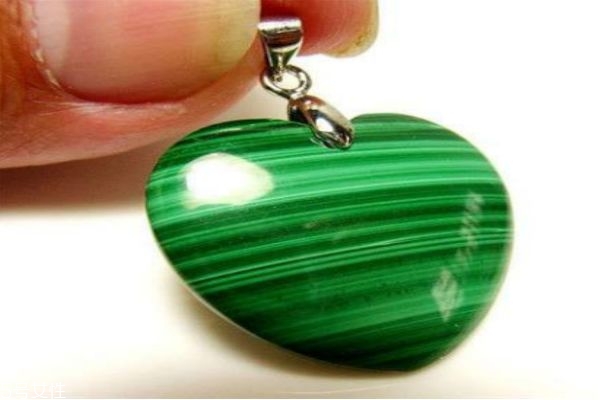 孔雀石怎么區(qū)分好壞呢 孔雀石的價(jià)格應(yīng)該是怎么樣的呢 孔雀石怎么區(qū)分好壞呢 孔雀石的價(jià)格應(yīng)該是怎么樣的呢